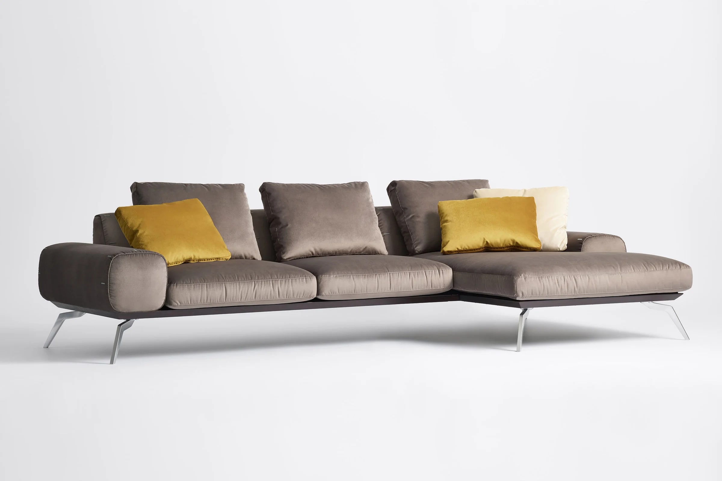LINDA — studio photography, frame 1